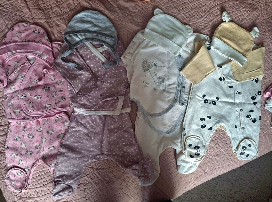 Лот одягу на баєчці для дівчинки в пологовий