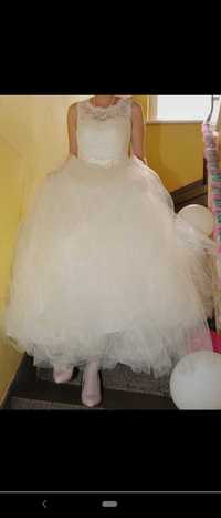 Biała suknia ślubna typu "księżniczka"