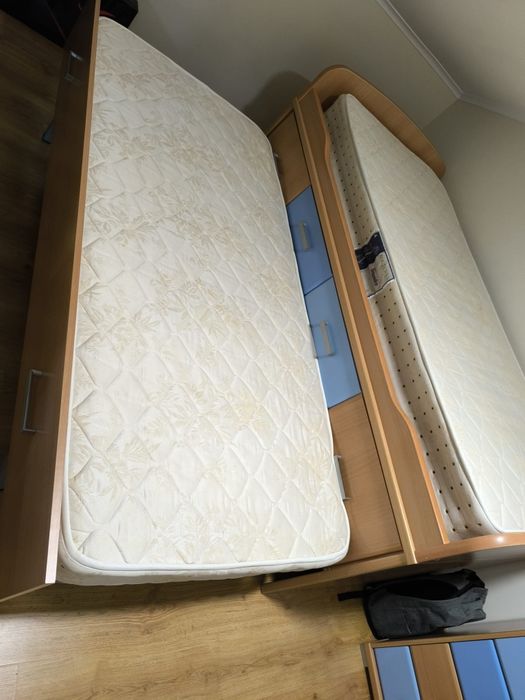 Quarto para jovens com 2 camas e camiseiro