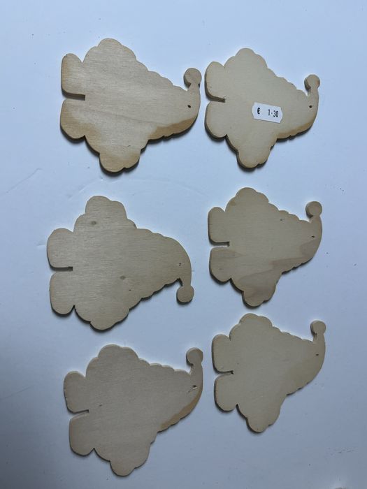 Recortes de madeira em forma de gnomo