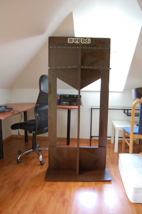 Duży stojak na paski do sklepu