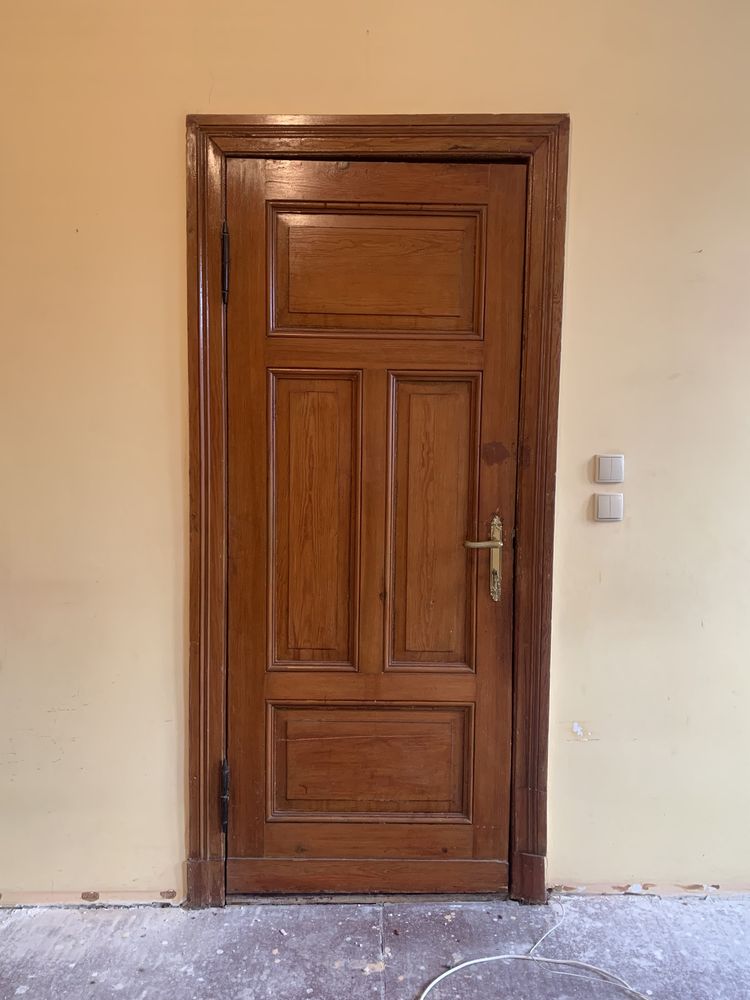 Drzwi drewniane z futryną z przedwojennej kamienicy