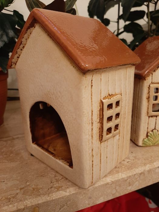 Ceramiczna kamieniczka, domek świecznik.