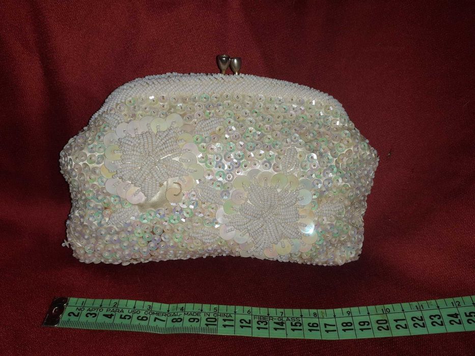 Carteira em Missangas Feita à  Mão