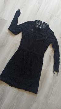 Czarna elegancka sukienka koronkowa