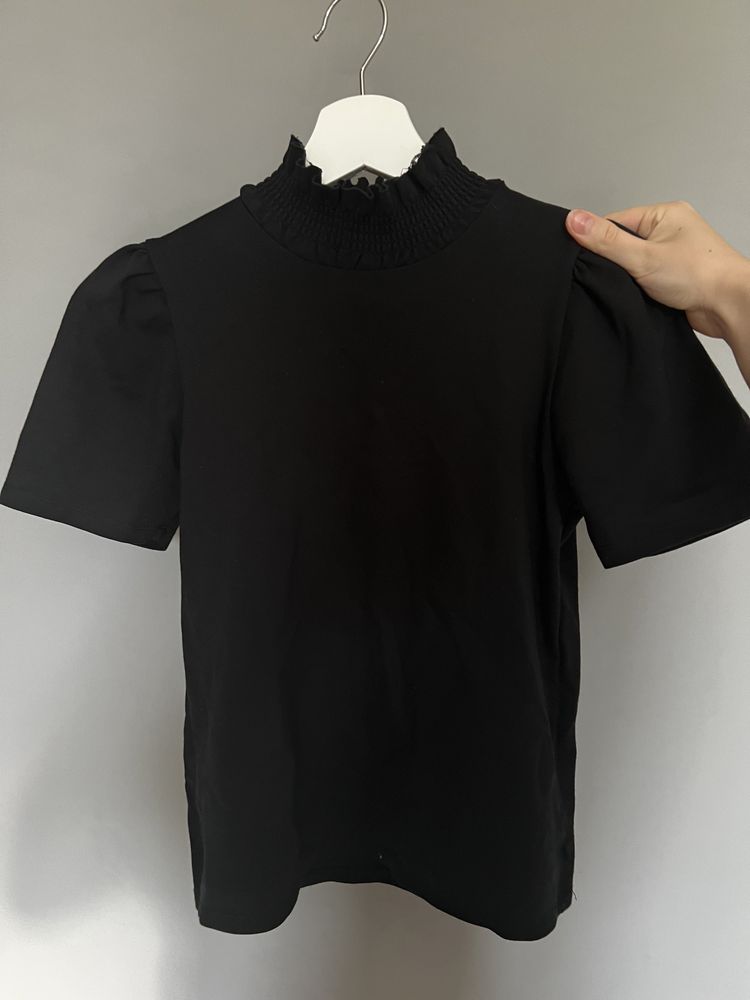 czarna przylegająca bluzka z golfem