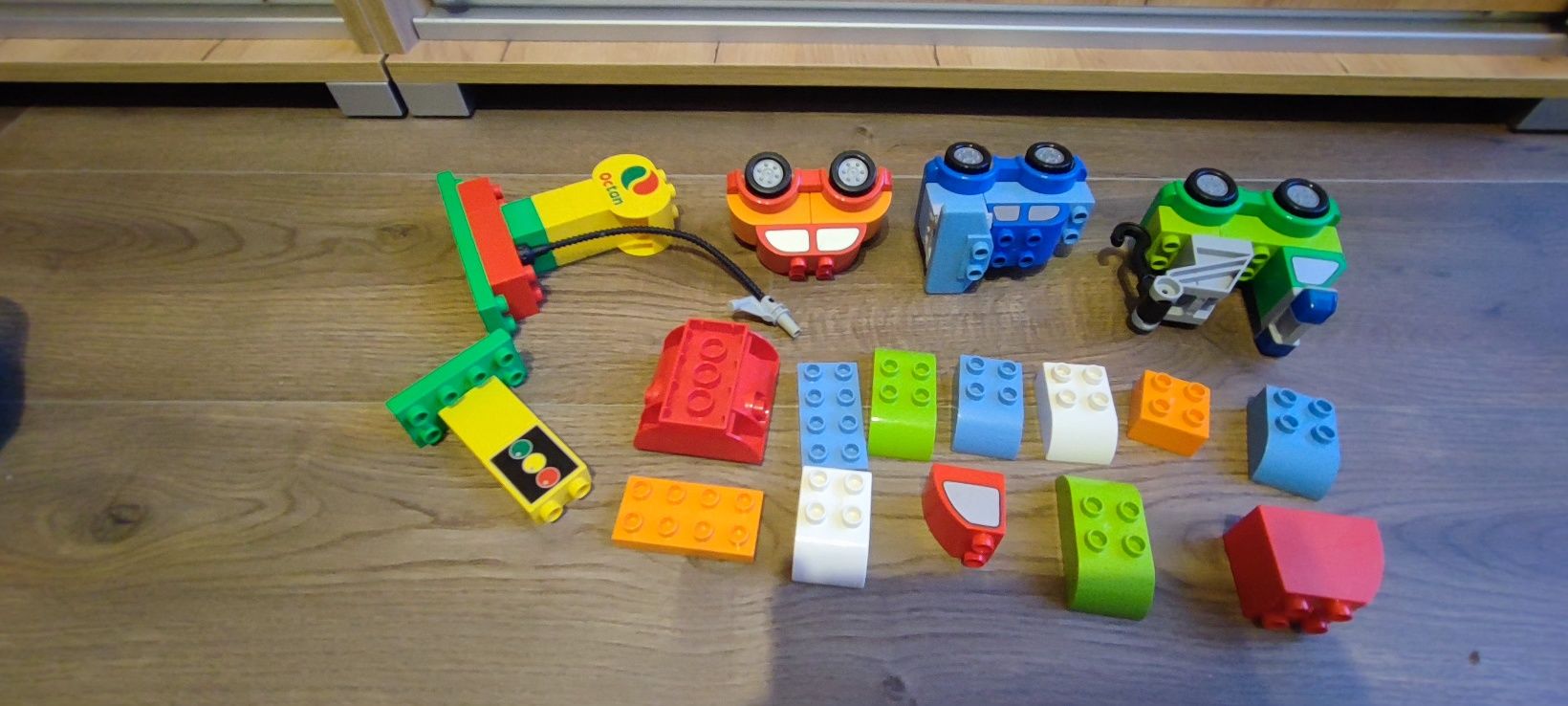 LEGO Duplo autka , samochód holowniczy stacja paliw klocki do budowani