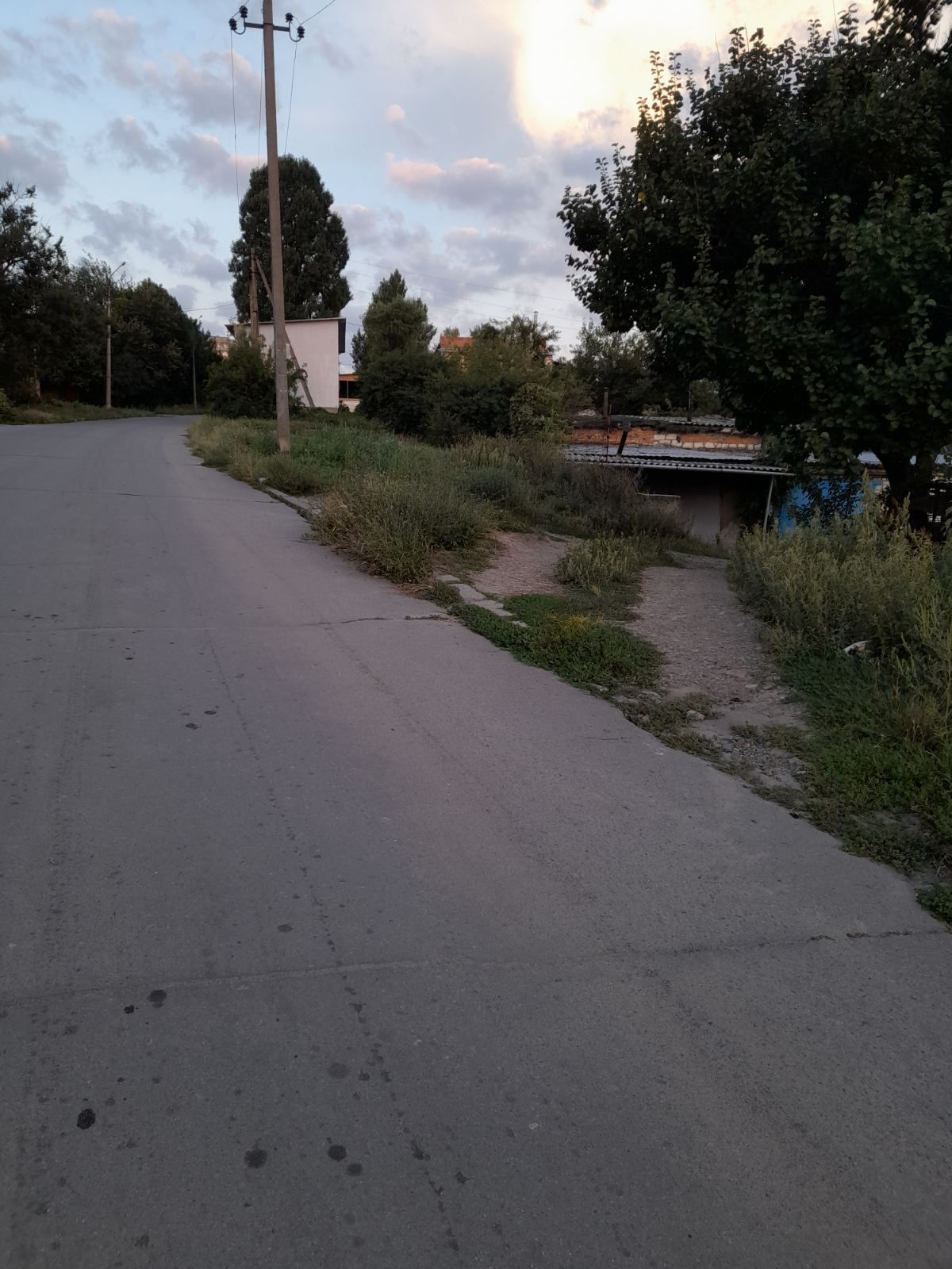 Продам гараж.коператив Москвич..первый с заезда в коператив.есть прист