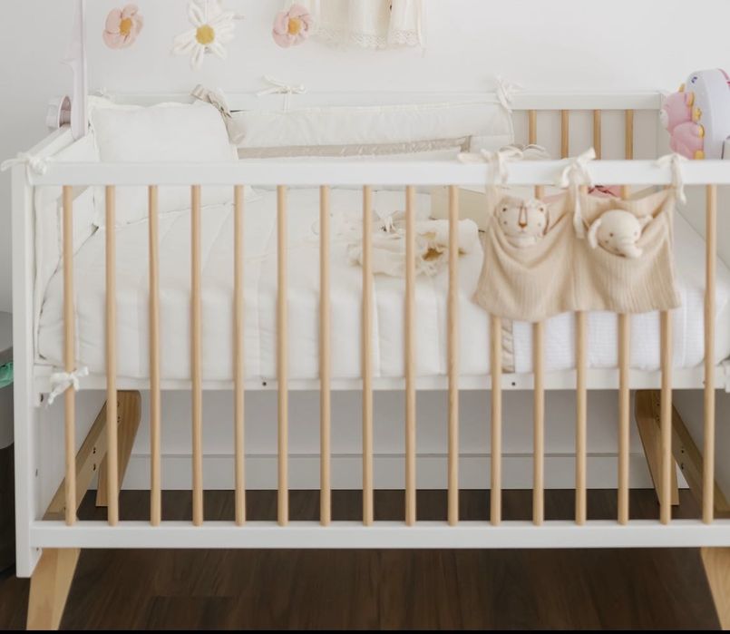 Berço, colchão e adereços