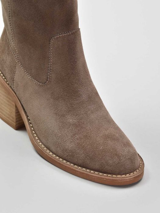 Сапоги высокие, замшевые.