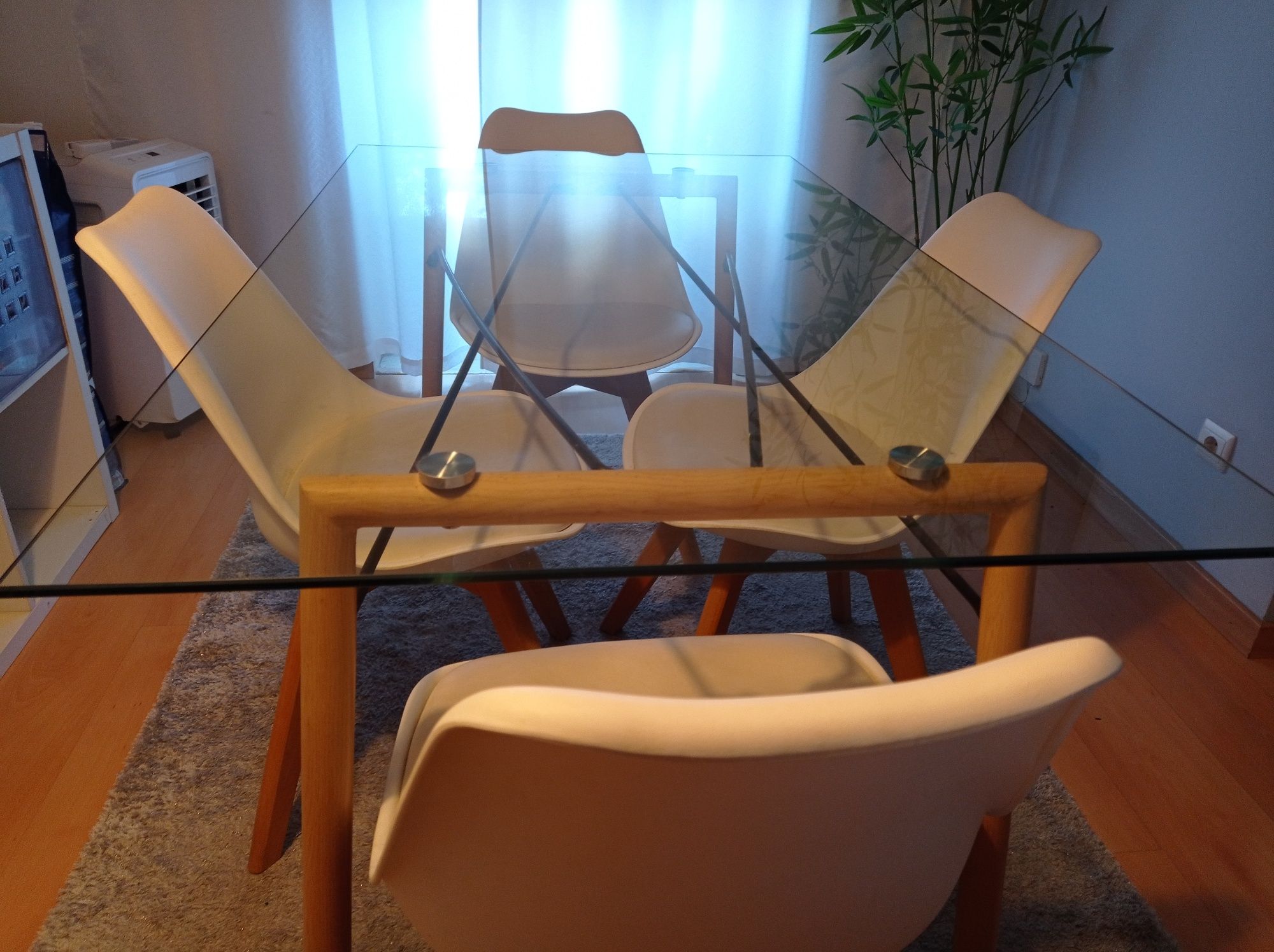Conjunto Mesa de vidro e cadeiras
