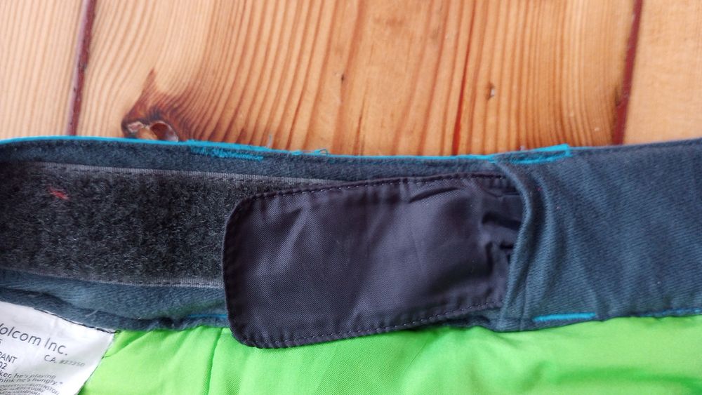 Szalone spodnie snowboardowe Volcom dla odważnych miłośniczek zimy!