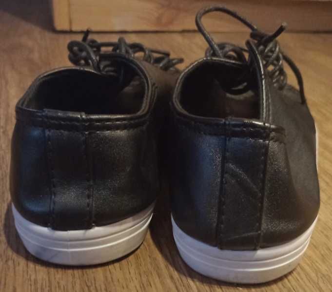 Niskie wiązane skóropodobne lakierowane trampki damskie 37
