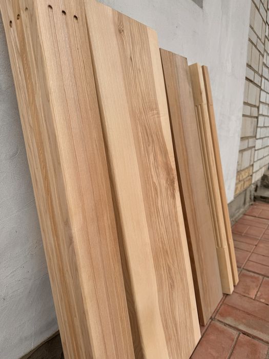 Сходи із масива ясена