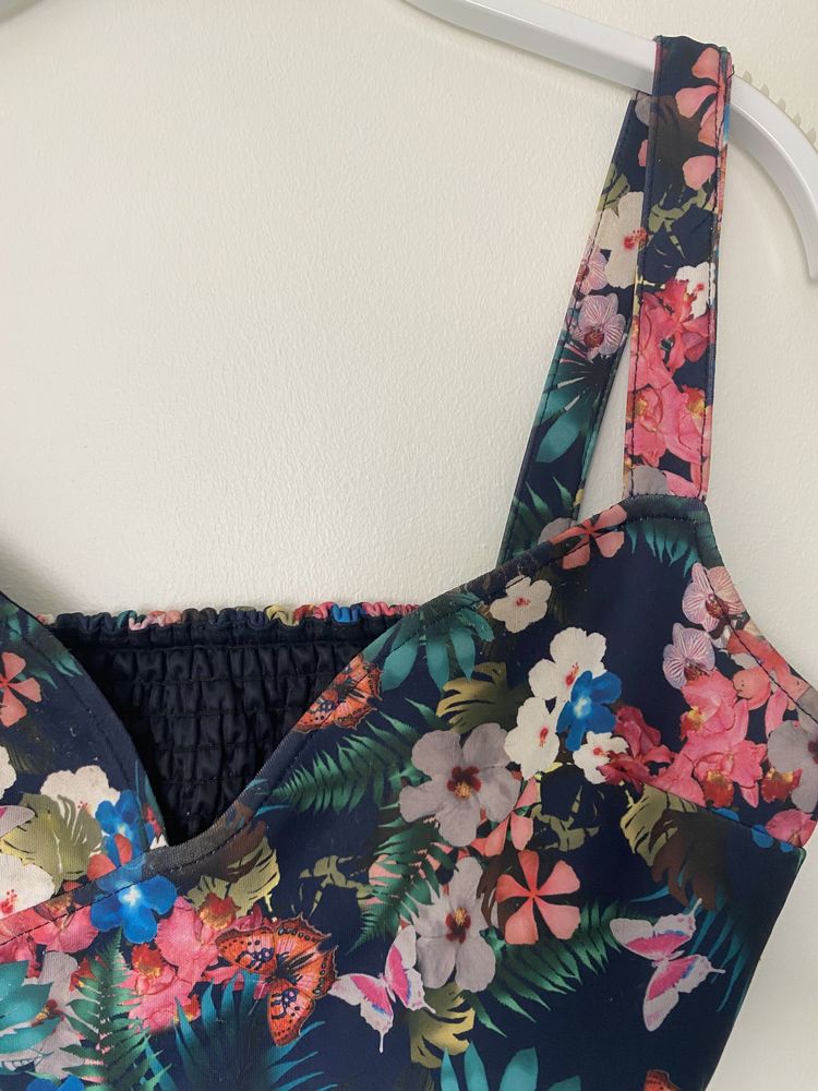 Top floral com decote em coração