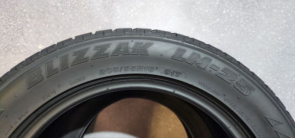 205.55.16 Bridgestone Blizzak LM25 2шт