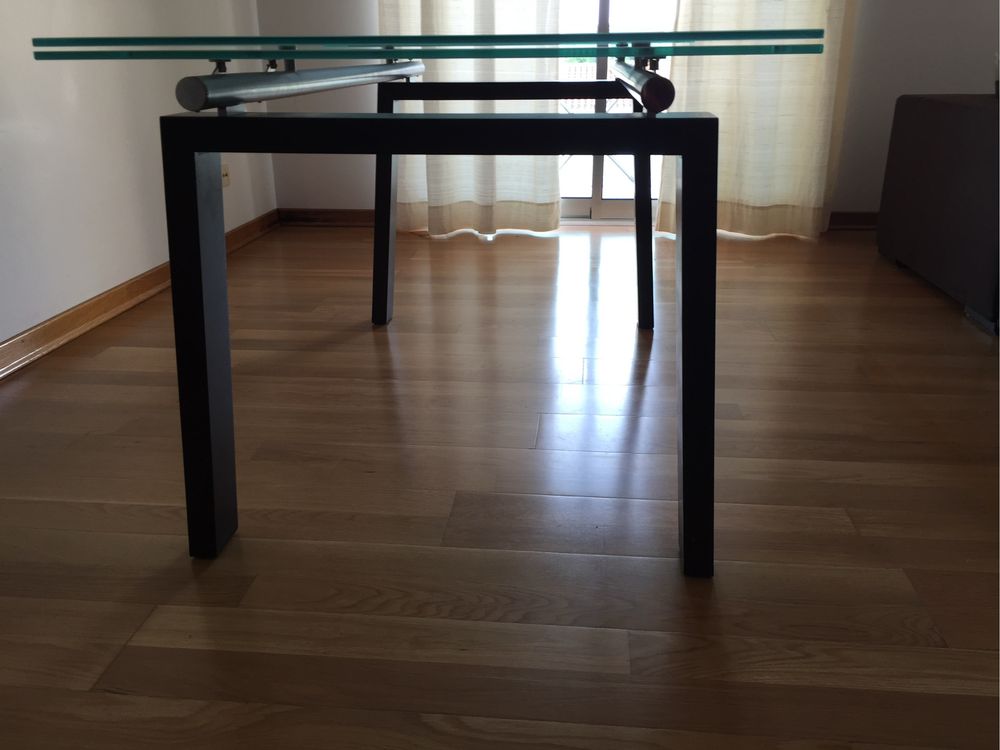 Mesa de vidro extensivel com pés em madeira