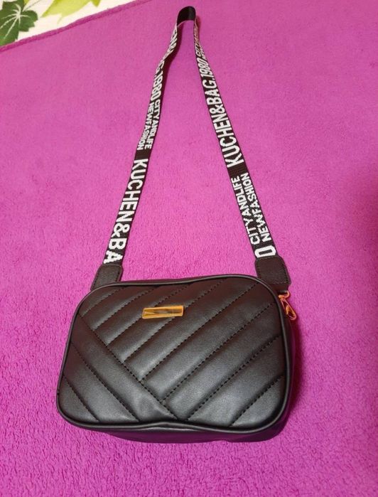 Жіноча сумочка з не регульованою шлейкою.