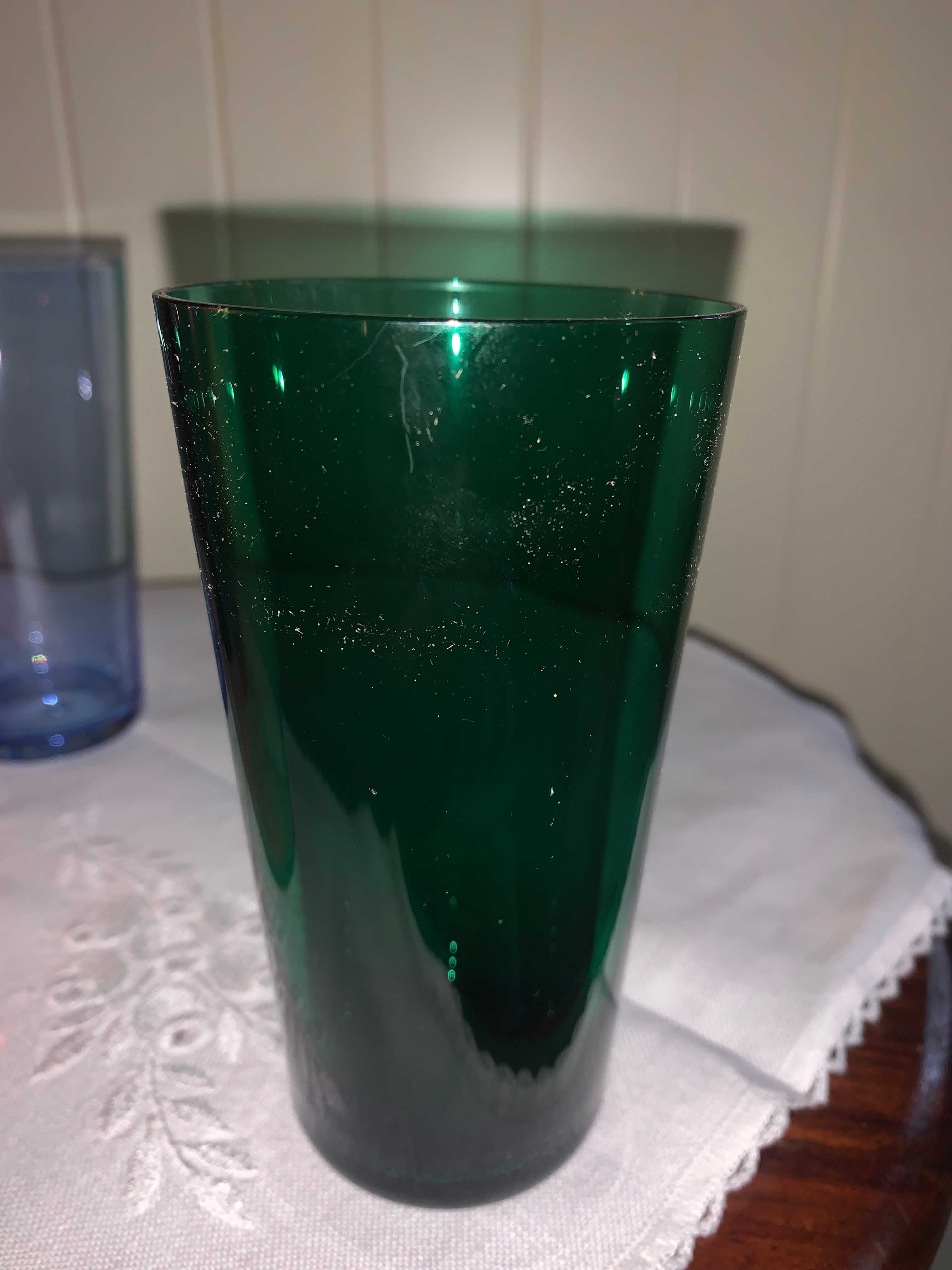 4 szklanki z kolorowego szkła