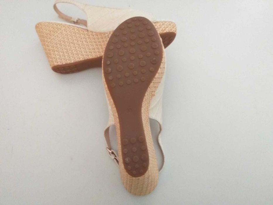 Sandália de Cunha em Couro Sintético Off-White