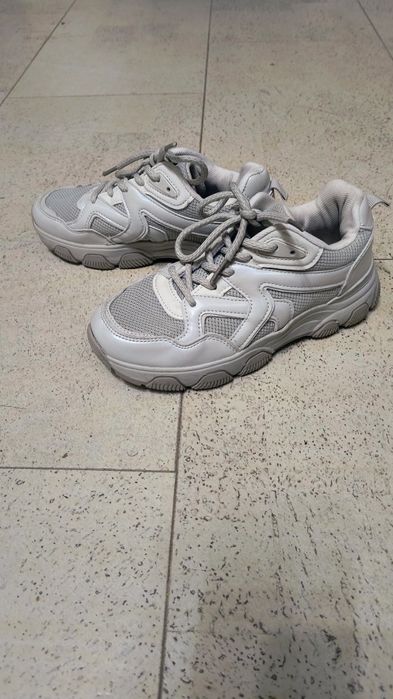 Продам кросівки 22см