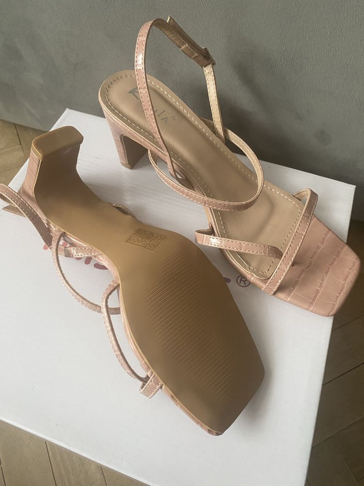Nowe sandaly na obcasie