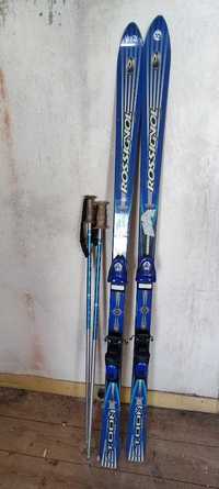 skis Rossignol com bastões