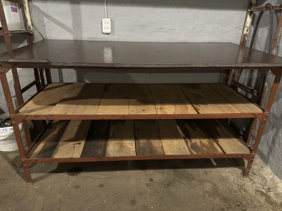 Металлический стол для гаража (мастерской) с полками