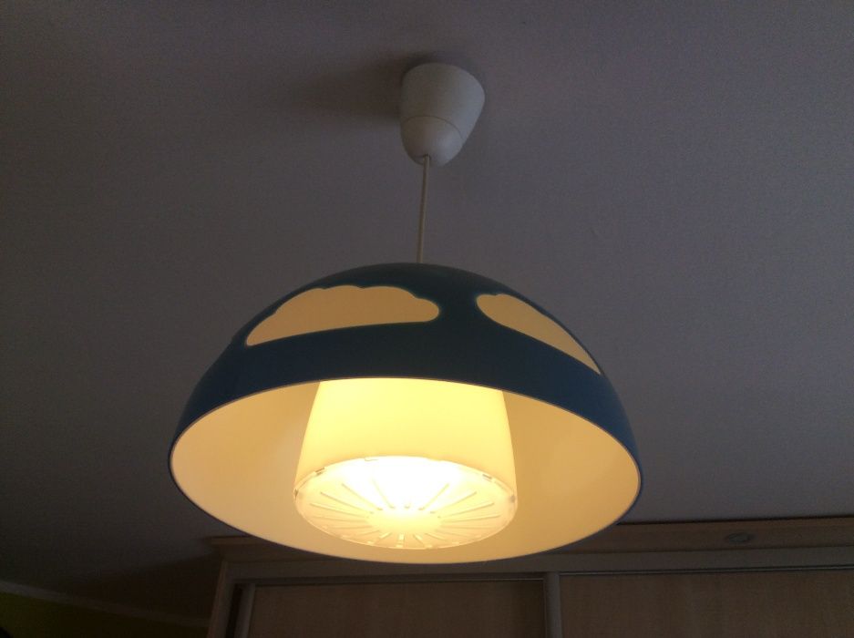 Lampa sufitowa z IKEA SKOJIG niebieska chmurka