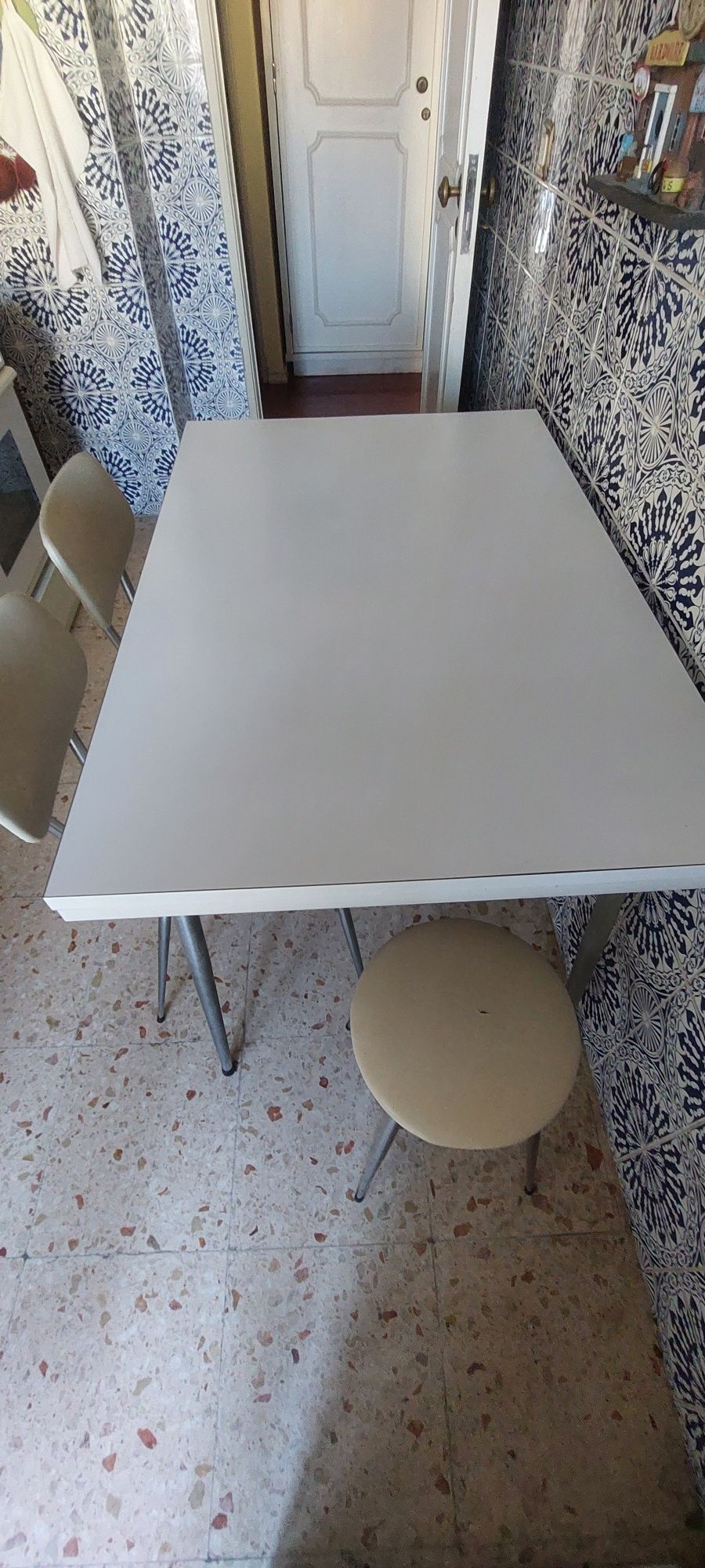 Mesa de cozinha com 2 cadeira e 2 bancos