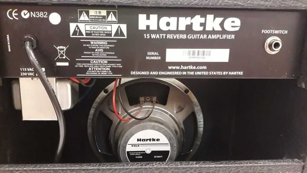 Piec gitarowy Hartke z reverbem i footswitch.