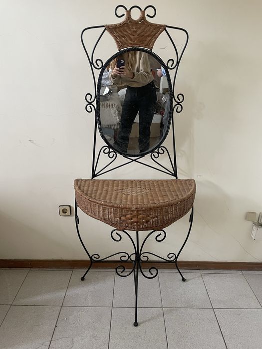 Mesa e espelho: palhinha e ferro