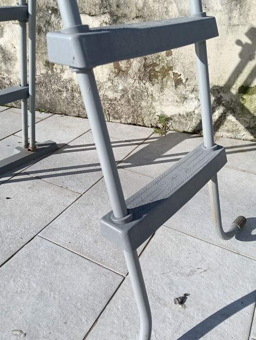 Escada de piscina usada