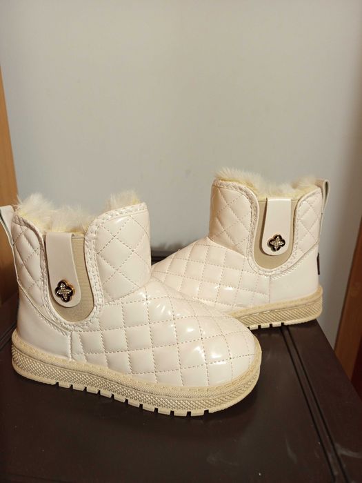 Уги для дівчинки