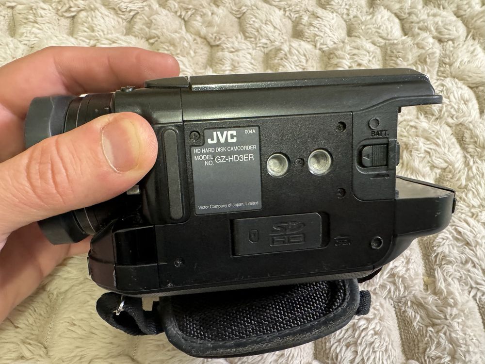 Kомпактнa HD-відеокамера c жостким диском JVC GZ-HD3 1012)