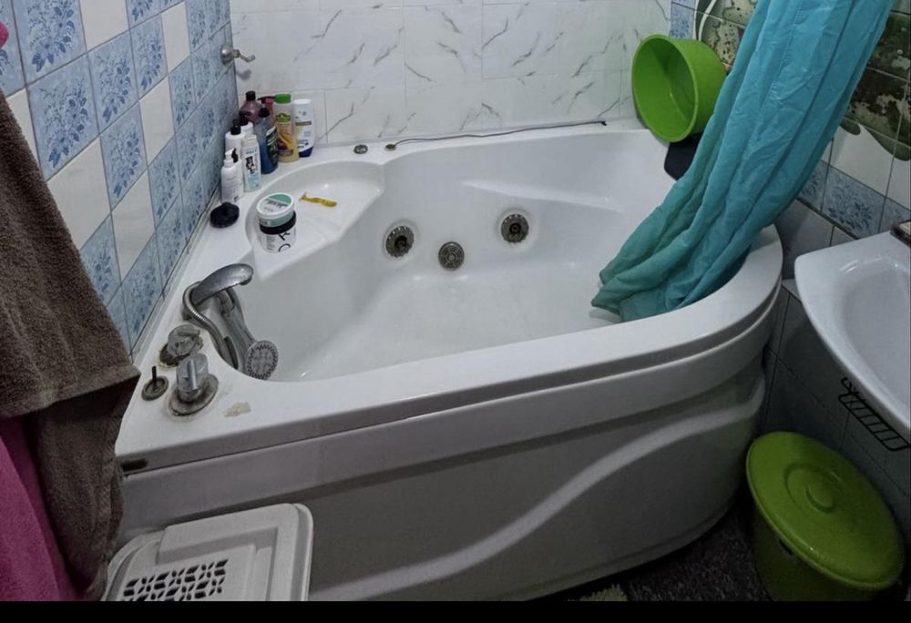 Кутова ванна з екраном