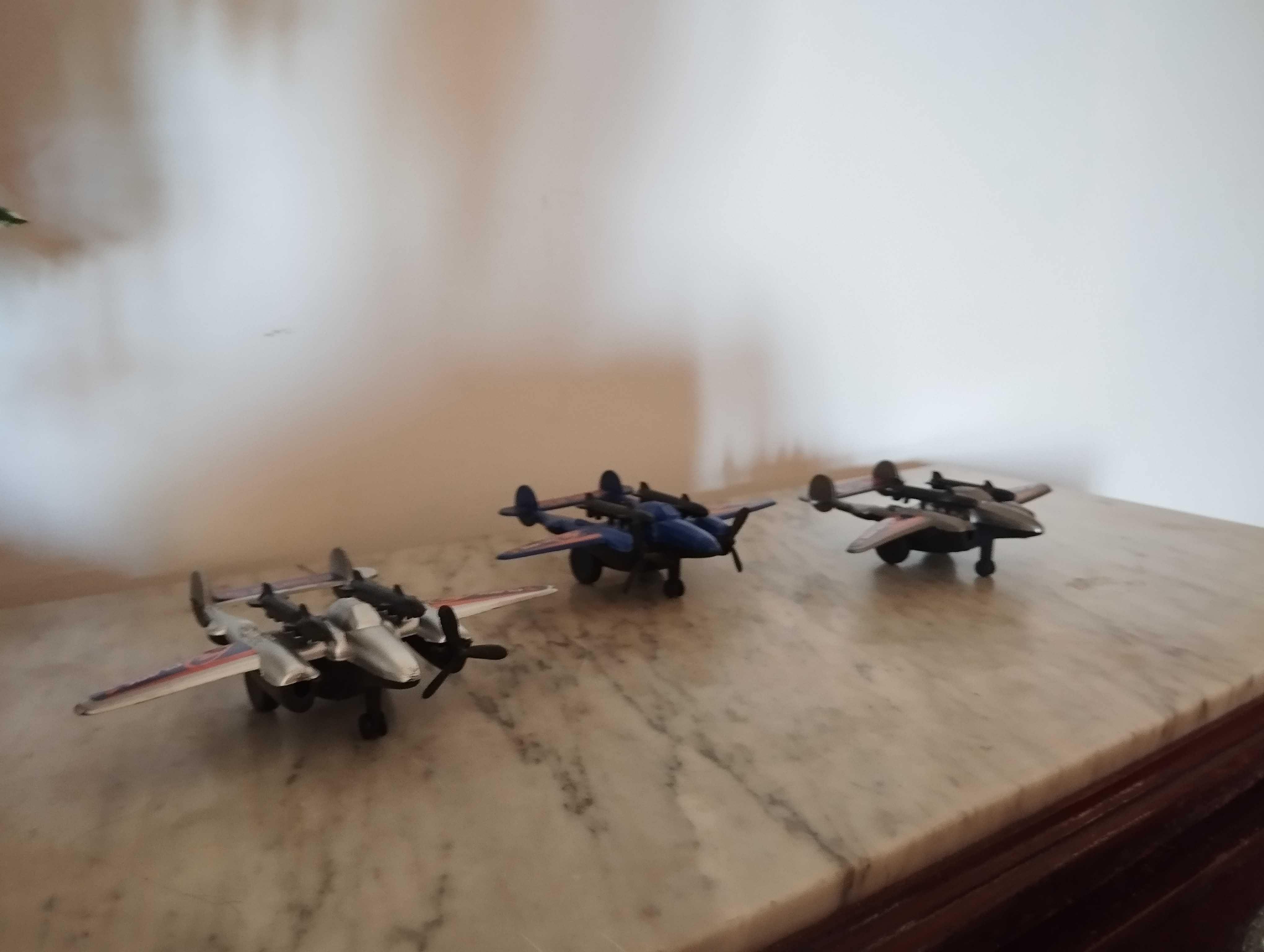 3 aviões de plástico