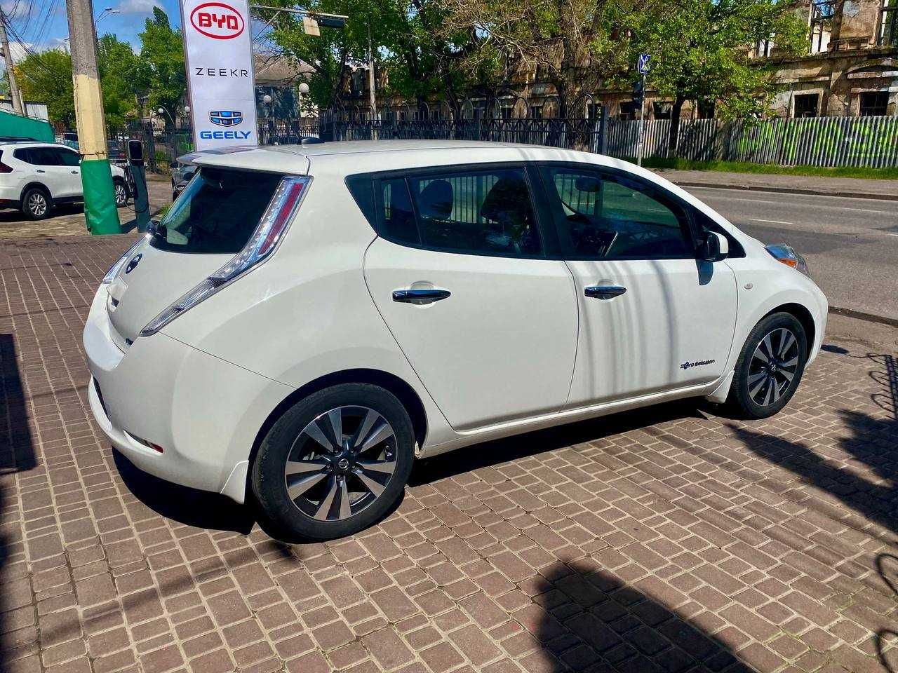 Електромобіль Nissan Leaf 2016