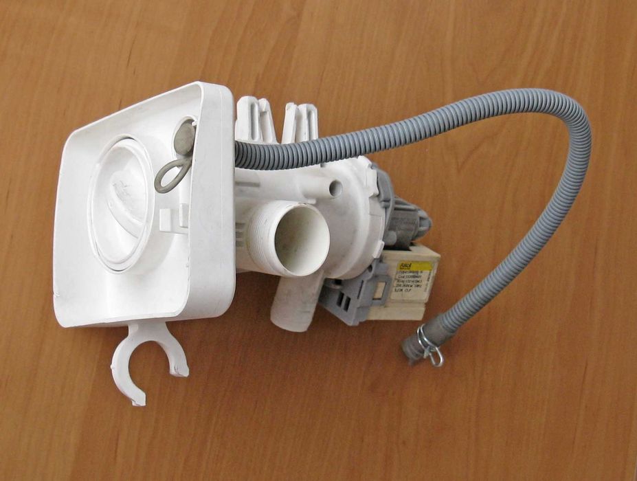 Насос (зливна помпа) Askoll M290889N у зборі пральної машини Zanussi