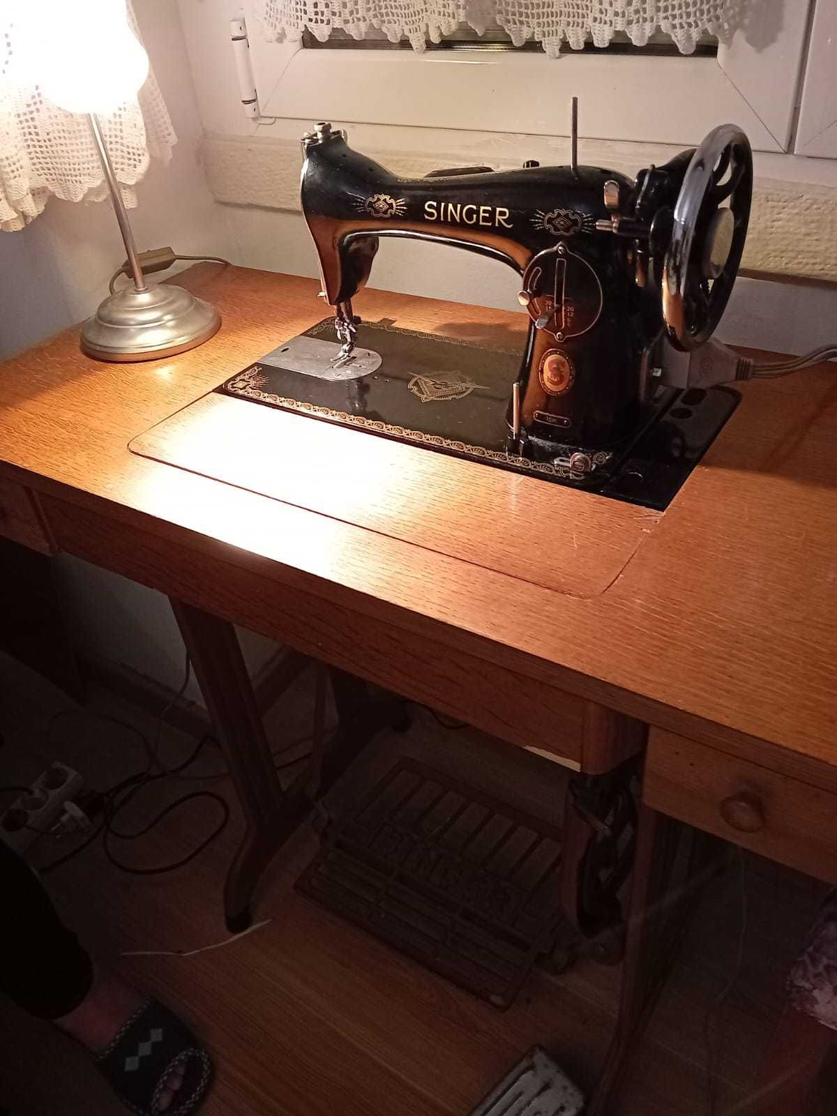 Máquina de costura Singer com mesa