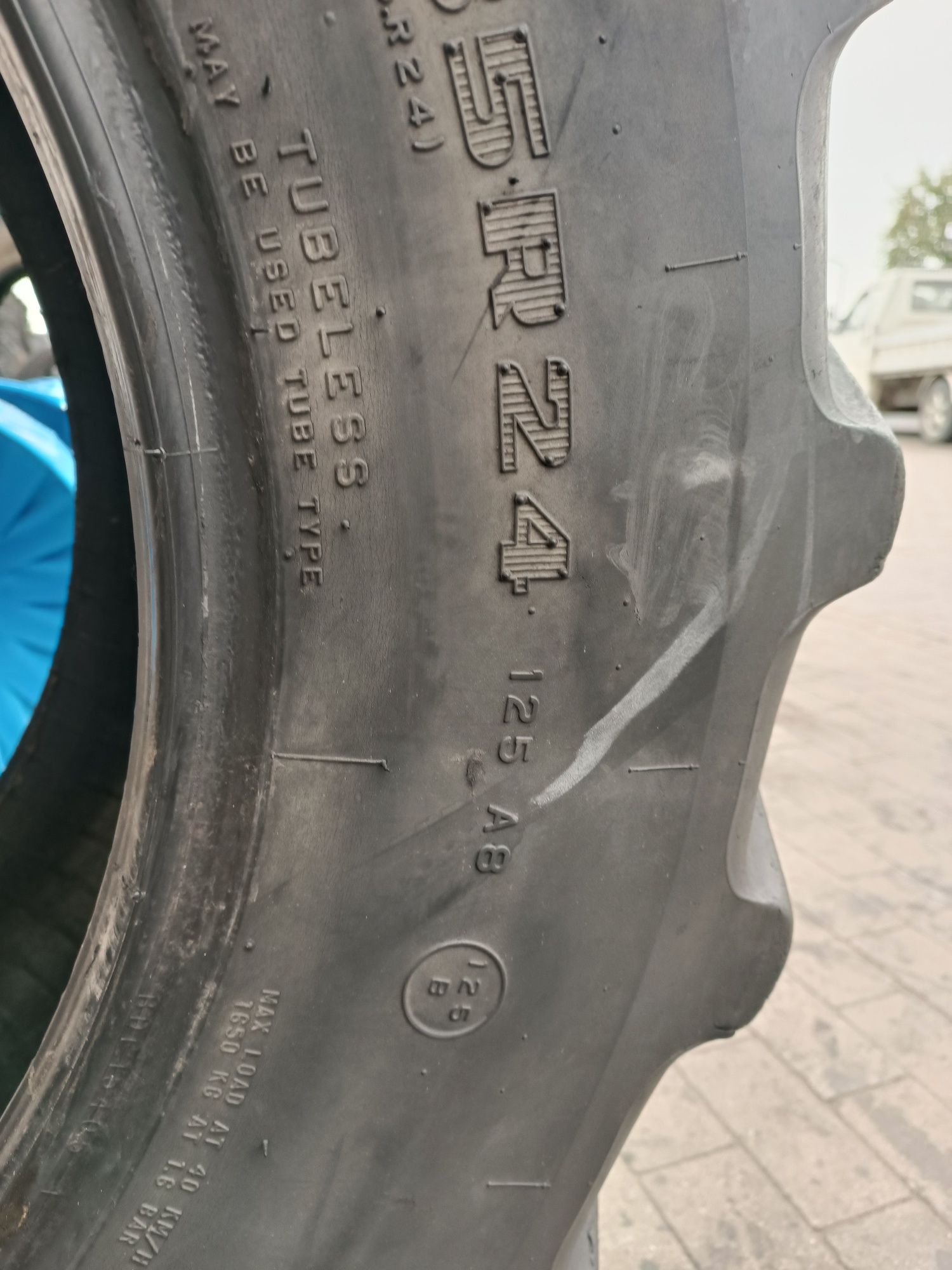 340/85R24 Firestone Performer 85 13.6R24