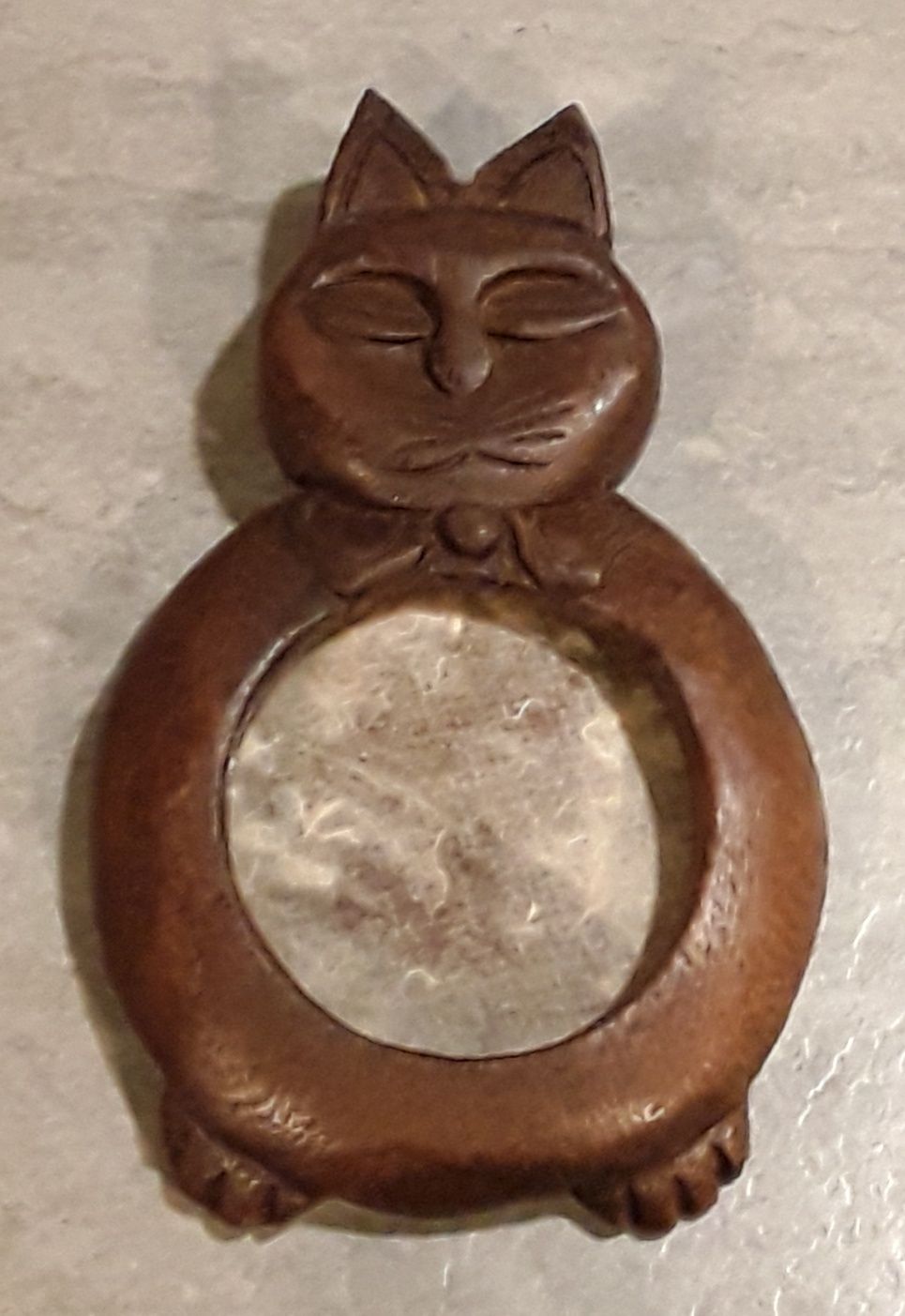 Antiga moldura em madeira formato gato