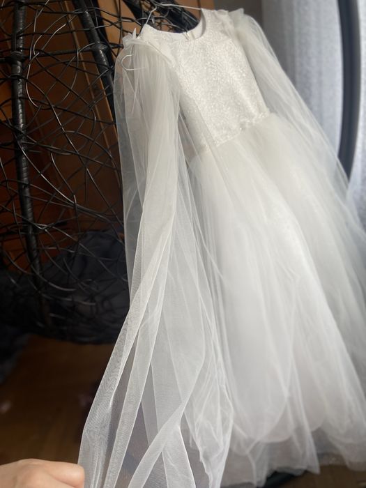 Біле плаття, для дівчинки 7-8рочків.