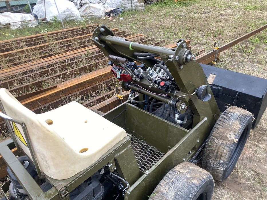 Міні погрузчик навантажувач трактор