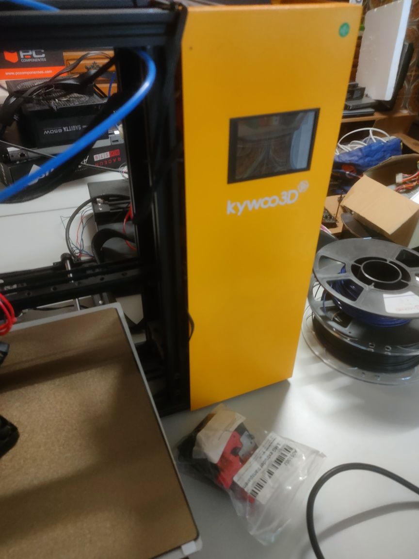 Lote de impressoras 3D com peças extra e filamento