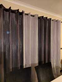 Cortinas pretas e prateadas, com brilho