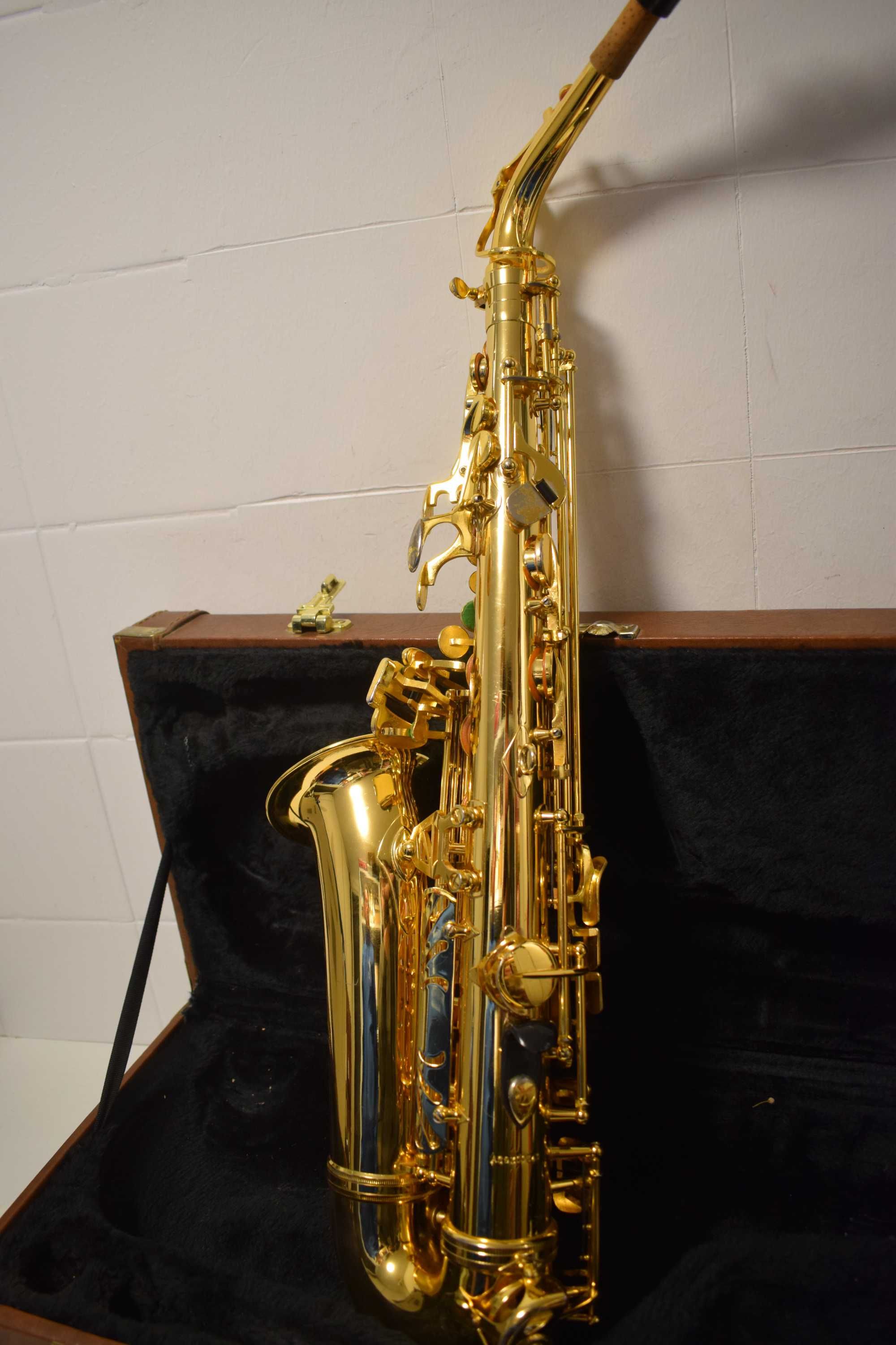 Saxofone Alto Marca Nova com estojo