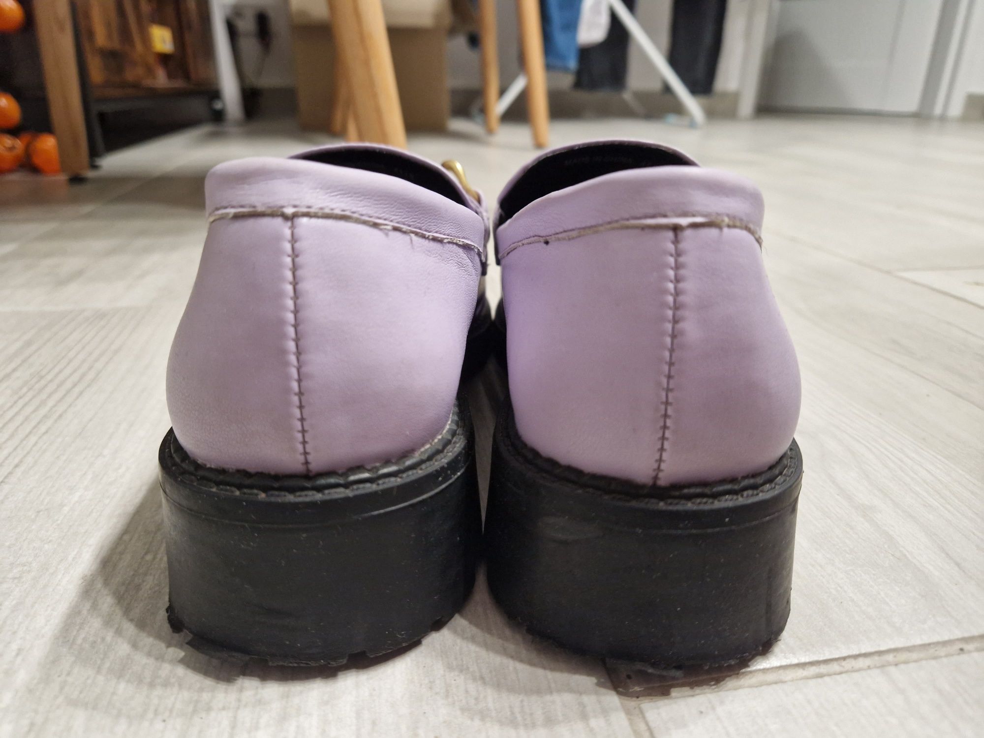 Loafersy asos mokasyny liliowe z łańcuchem