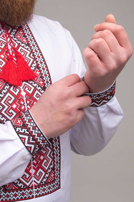 Чоловіча вишиванка  з червоною вишивкою