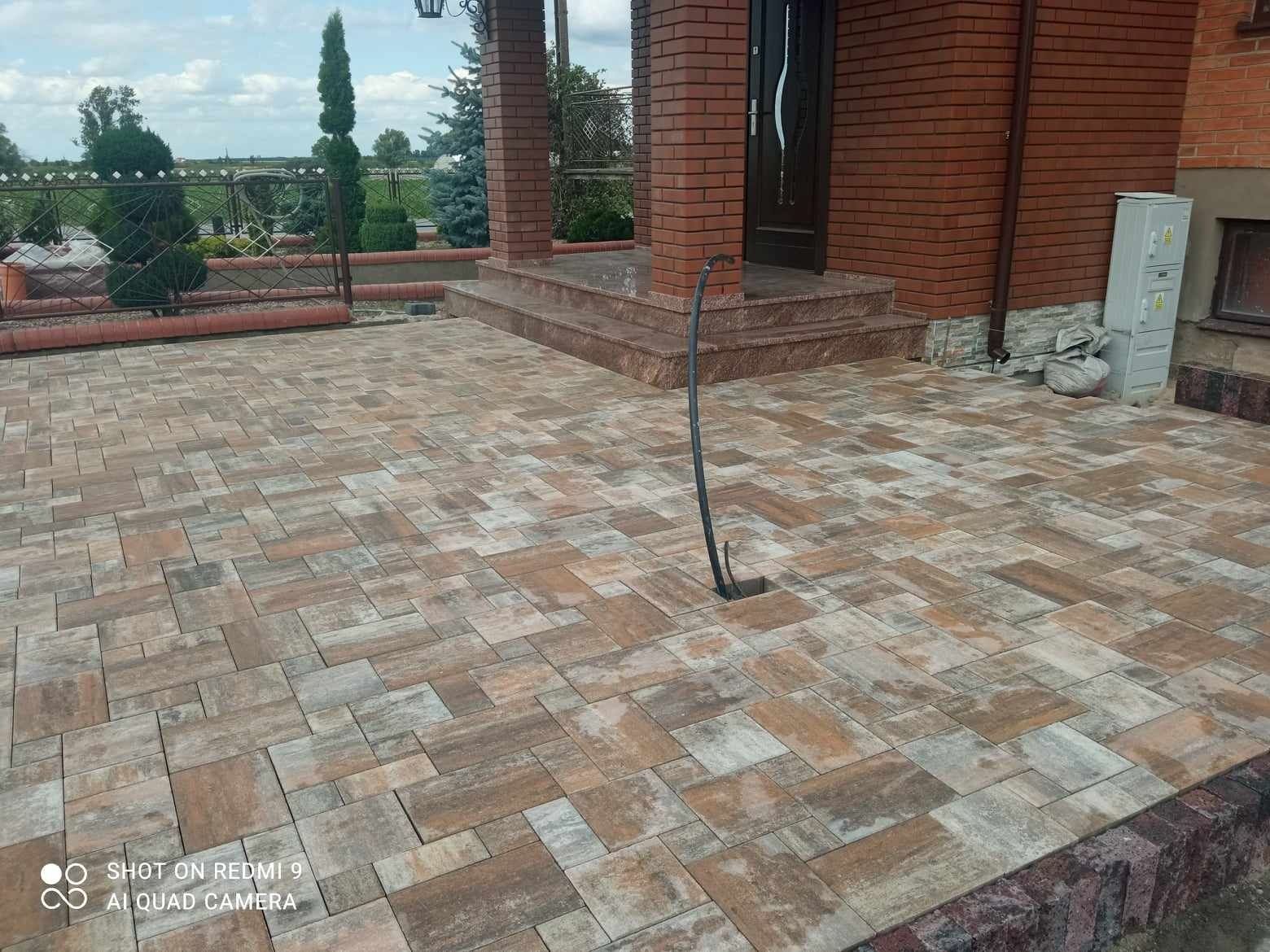 Układanie kostki brukowej.